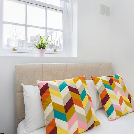 City Centre One Bedroom Apartment Next To Station, Newly Renovated London Exterior photo