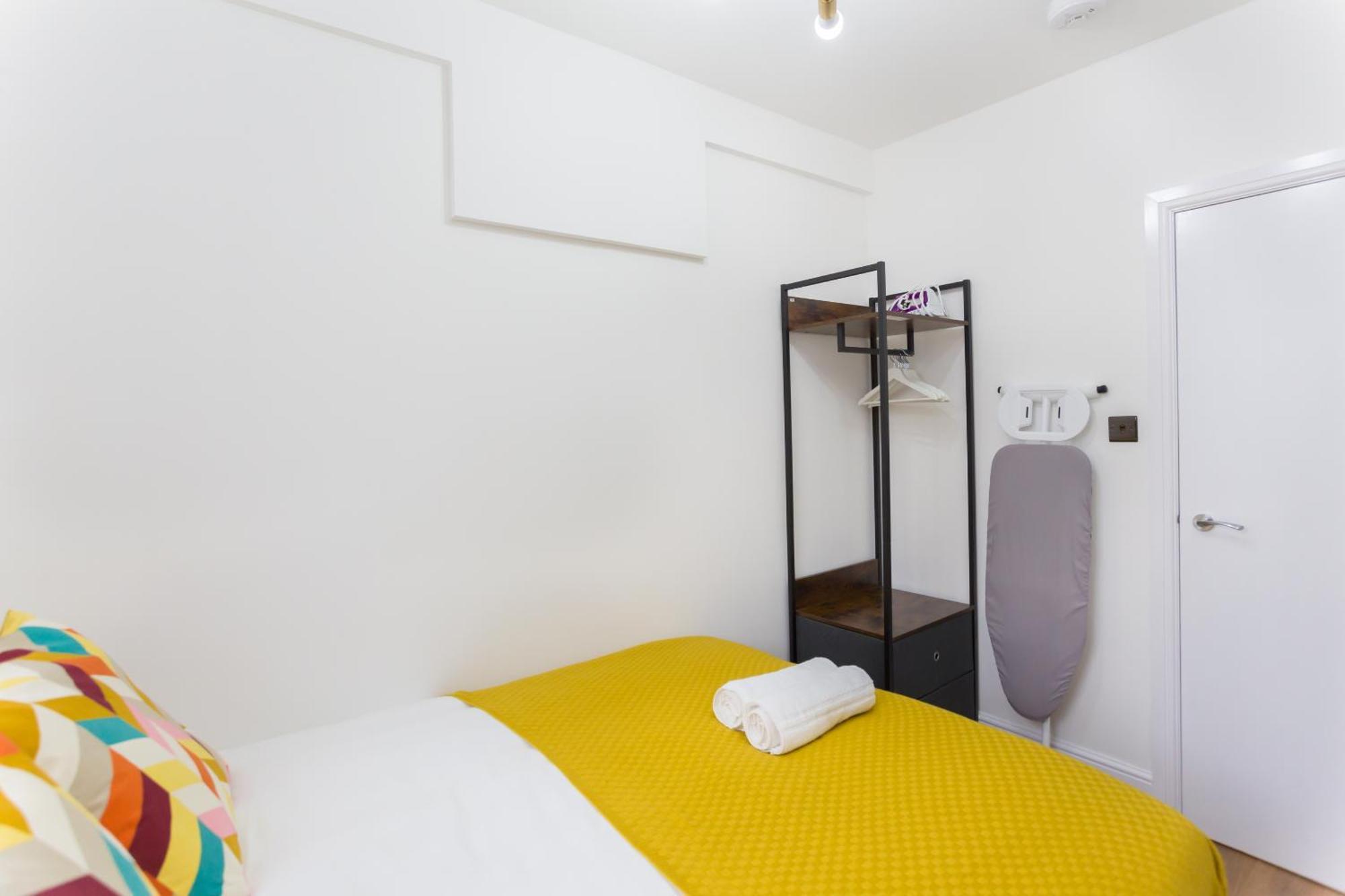 City Centre One Bedroom Apartment Next To Station, Newly Renovated London Exterior photo