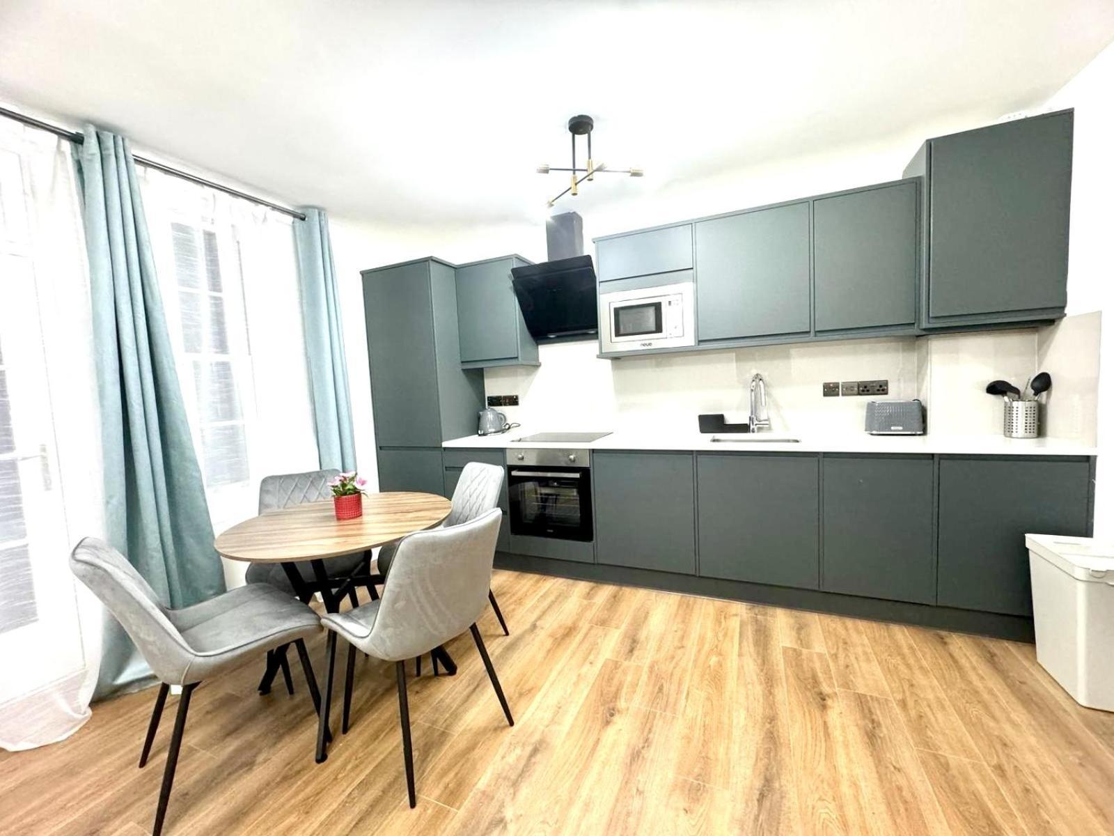 City Centre One Bedroom Apartment Next To Station, Newly Renovated London Exterior photo