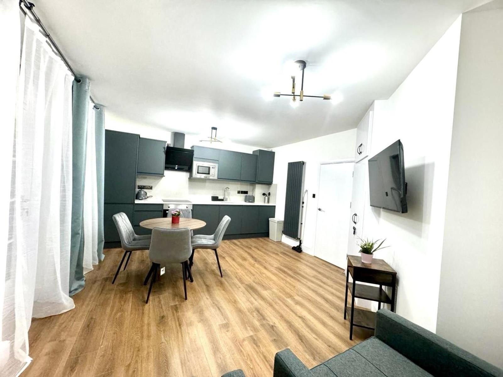 City Centre One Bedroom Apartment Next To Station, Newly Renovated London Exterior photo
