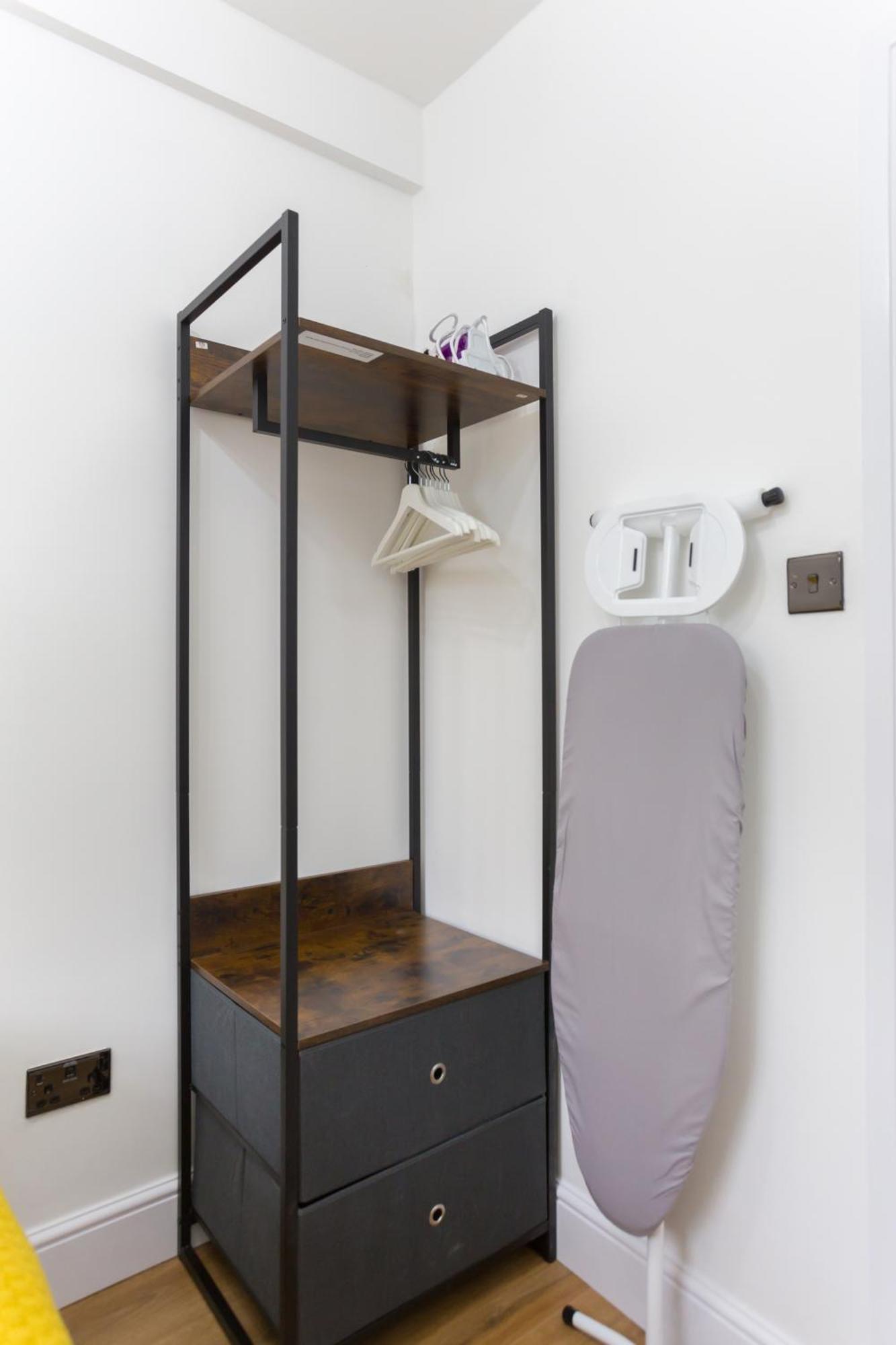 City Centre One Bedroom Apartment Next To Station, Newly Renovated London Exterior photo