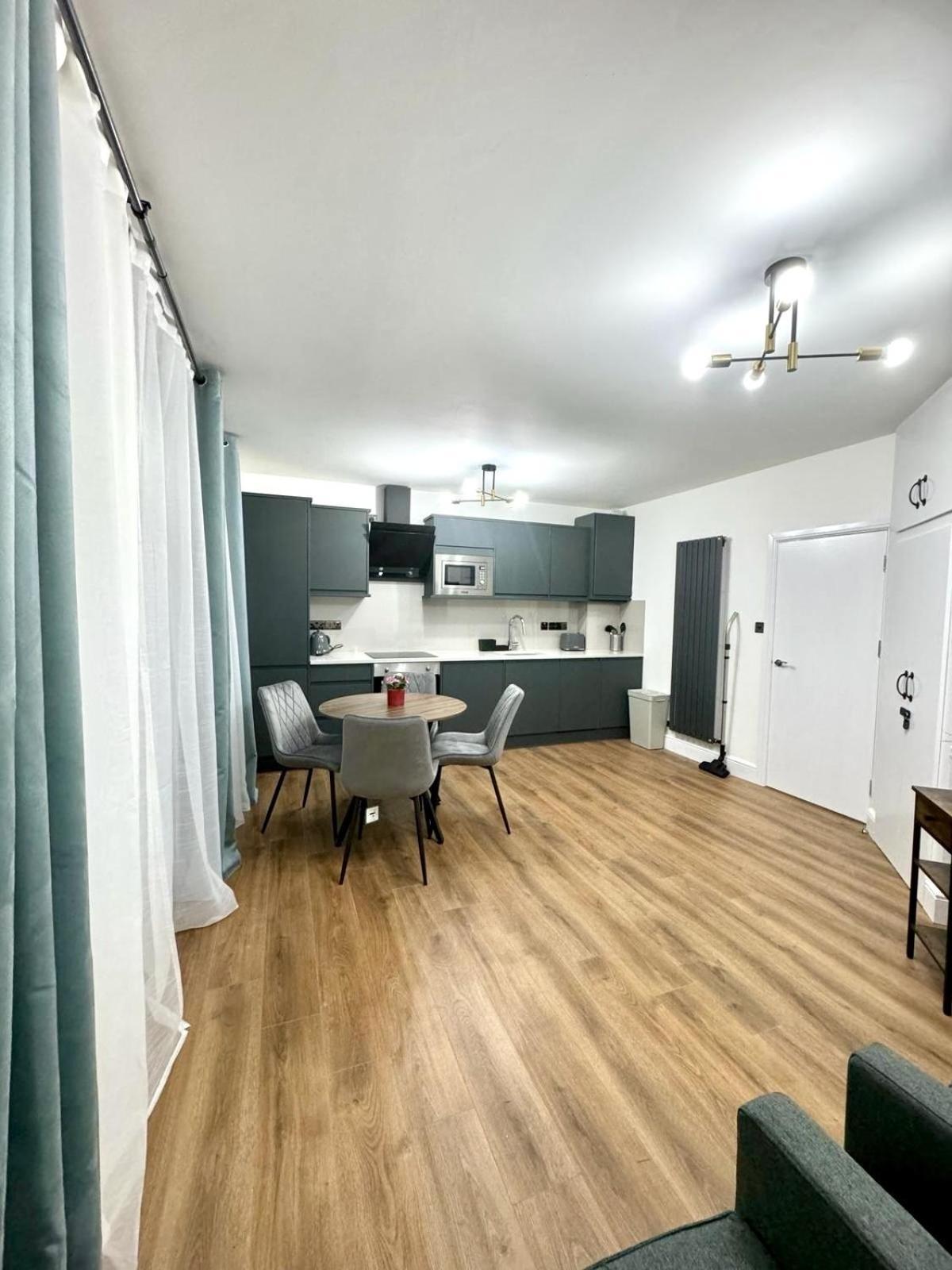 City Centre One Bedroom Apartment Next To Station, Newly Renovated London Exterior photo
