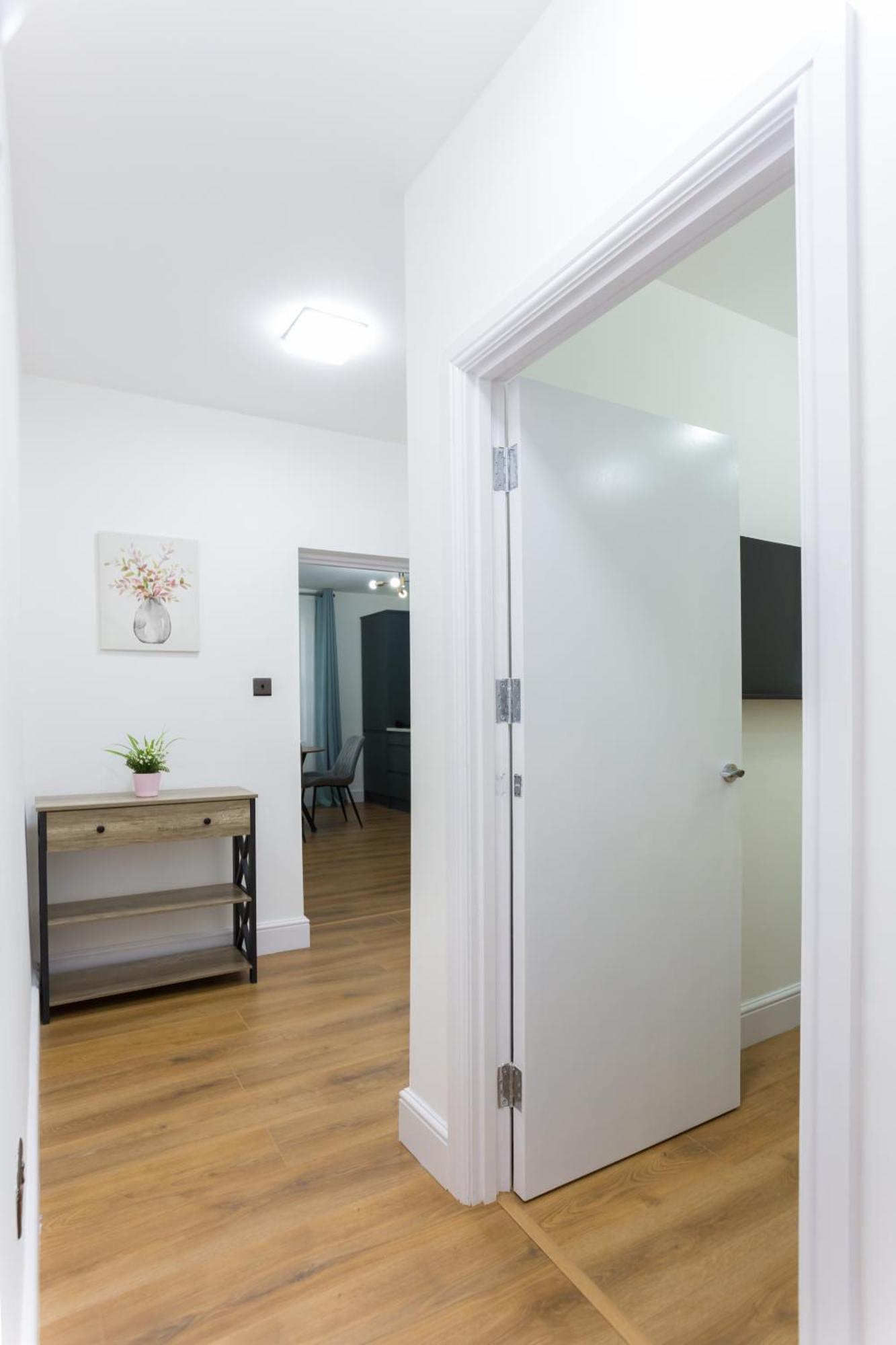 City Centre One Bedroom Apartment Next To Station, Newly Renovated London Exterior photo