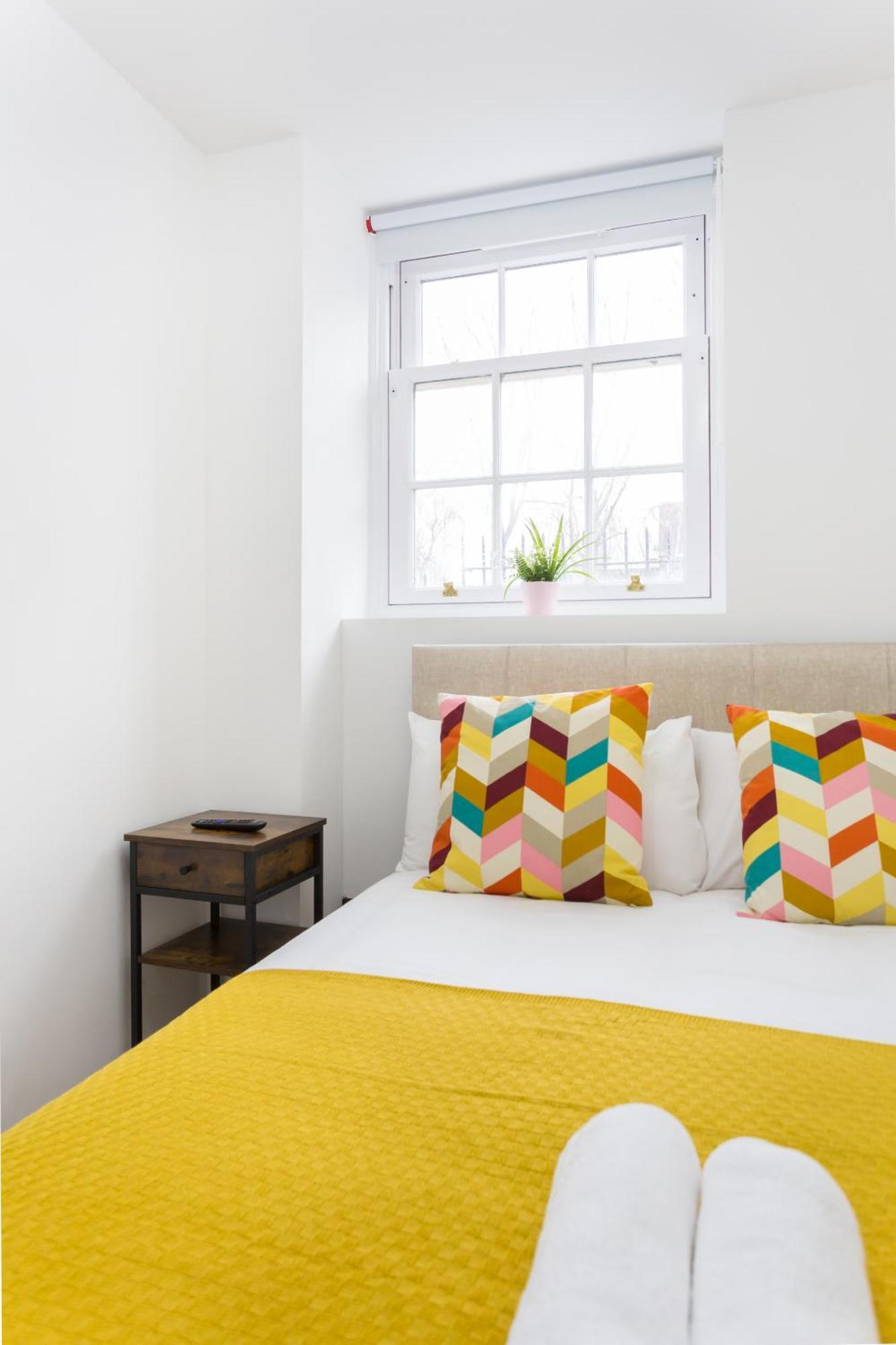 City Centre One Bedroom Apartment Next To Station, Newly Renovated London Exterior photo