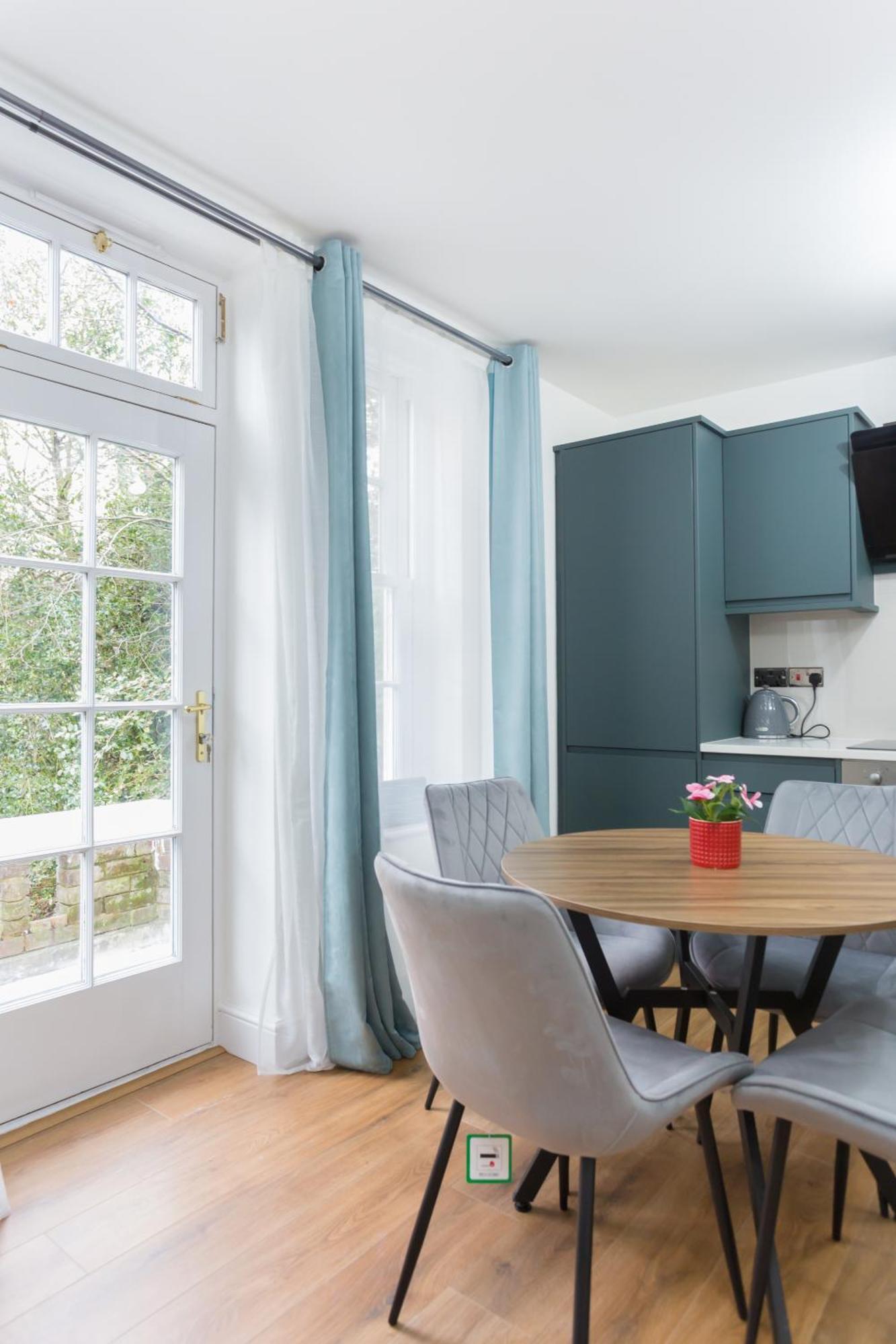 City Centre One Bedroom Apartment Next To Station, Newly Renovated London Exterior photo